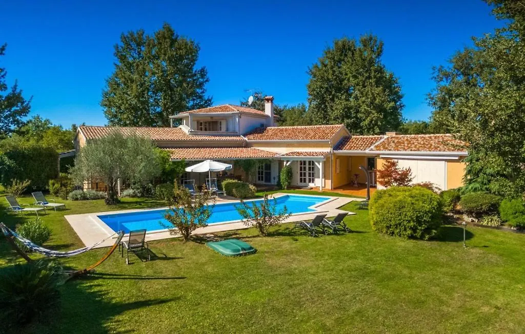 Beautiful Villa Chantilly With Pool In Visnjan Fabci